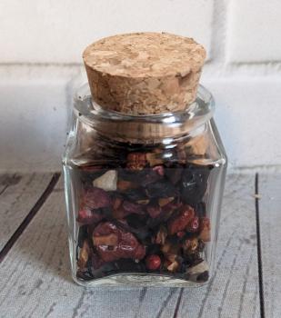Kleine Korkgläschen mit Tee oder Gewürz
